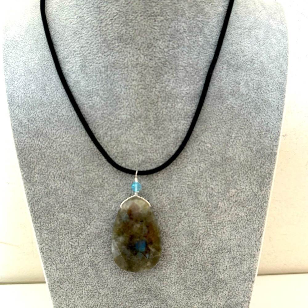 Artisan Blue Gray Labradorite Gem Pendant on Black Leather Cord Necklace NEW - Picture 2 of 16
